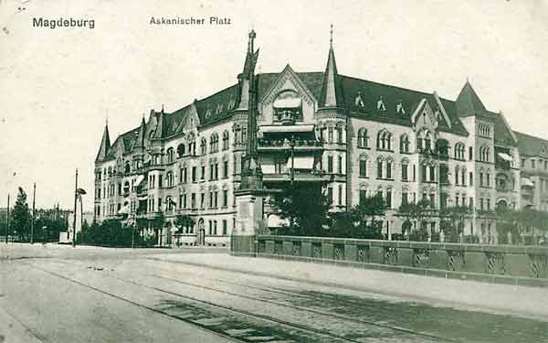 Häuser am Askanischen Platz mit Franzecky Denkmal