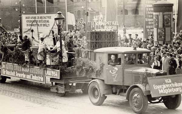 01. Mai 1954 in der Karl-Marx-Straße (Breiter Weg)