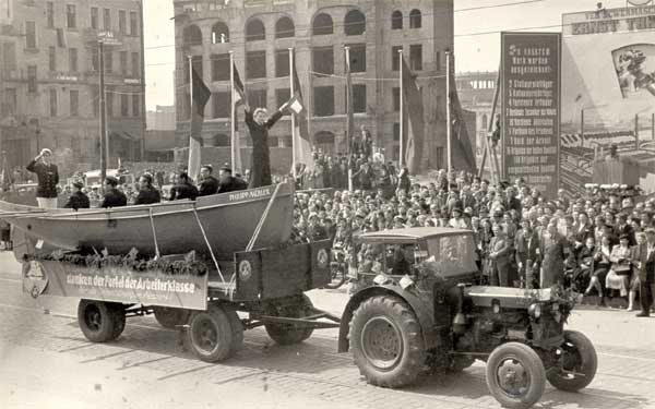 01. Mai 1954 in der Karl-Marx-Straße (Breiter Weg)