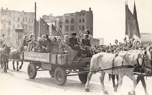 01. Mai 1954 in der Karl-Marx-Straße (Breiter Weg)